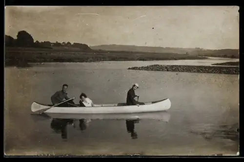 Foto-AK Mann und zwei Frauen in einem Ruderboot