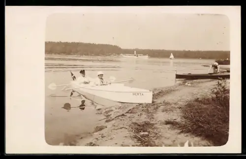 AK Mann und Frau im Ruderboot am Ufer
