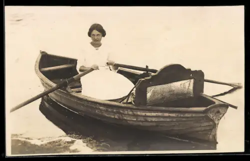 Foto-AK Frau im weissen Kleid in einem Ruderboot