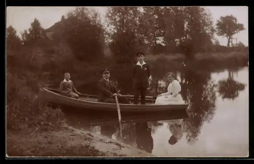 Foto-AK Familie in einem Ruderboot am Ufer