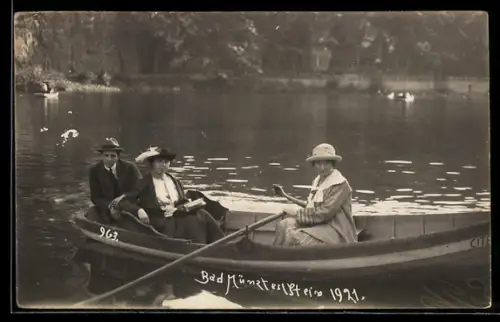 Foto-AK Mann und zwei Frauen in einem Ruderboot