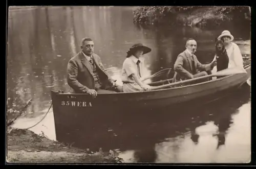 Foto-AK Zwei Paare mit Hund in einem Ruderboot