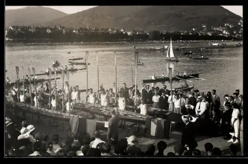AK Menschenmenge am Hafen mit Ruderbooten