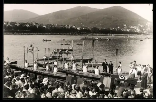 AK Menschenmenge am Hafen mit Ruderbooten