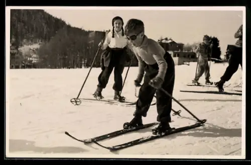 AK Junge beim Skifahren