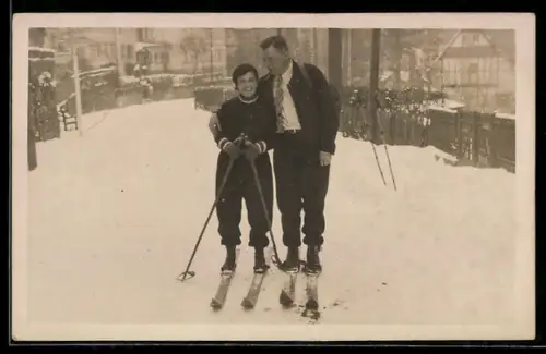 Foto-AK Paar beim Skifahren im verschneiten Ort