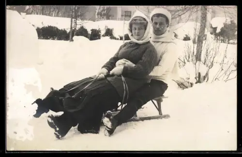Foto-AK Paar auf einem Schlitten