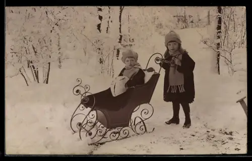 AK Zwei Kinder mit einem Schlitten im Wald