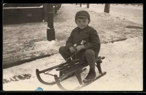 Foto-AK Kind auf einem Schlitten