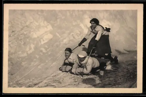 AK Drei Menschen beim Schlittenfahren