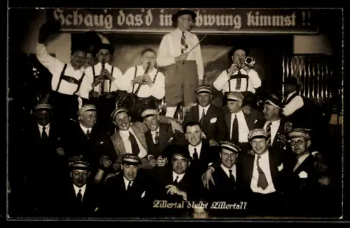 AK Zillertal, Musiker mit Trompeten und Flöten mit fröhlicher Gesellschaft