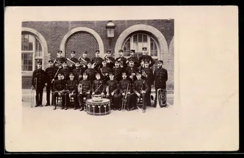 Foto-AK Dänisches Musikcorps mit diversen Blasinstrumenten, darunter Trompete