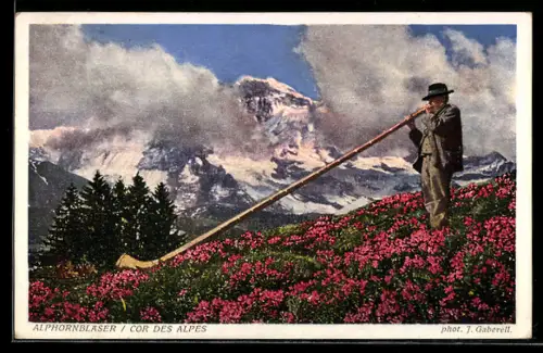 AK Mann stösst in ein Alphorn mit Gebirgspanorama