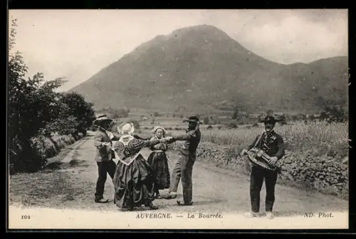 AK Auvergne, Musiker mit Drehleier spielt für tanzende Bauern