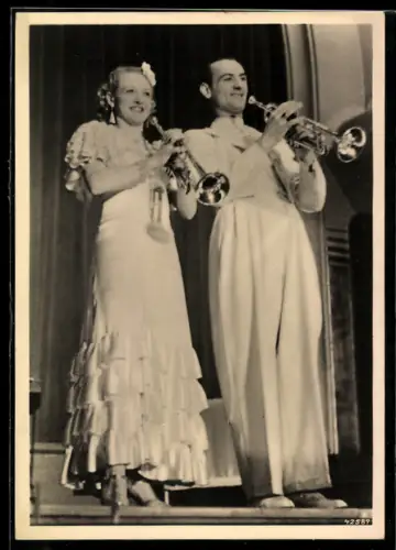 AK Trompeter-Duo Erita und Curit bei einem Auftritt, Blasinstrument