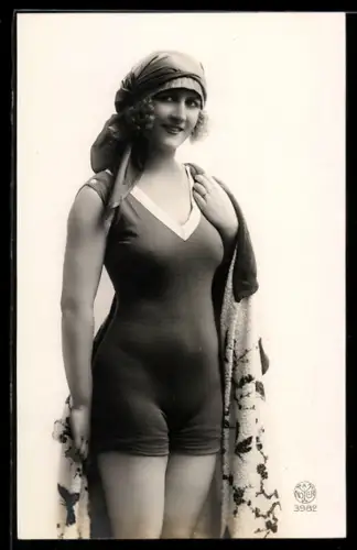 AK Junge Frau in grünem Badeanzug und mit rotem Kopftuch