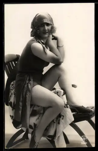 AK Schönes Fräulein mit Badehaube im Badeanzug