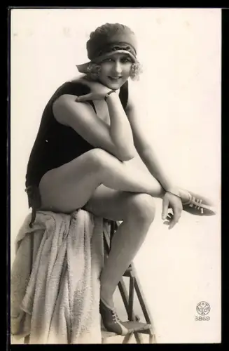 AK Moderne junge Frau im Badeanzug