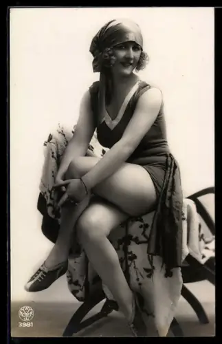 AK Junge Frau im Badeanzug