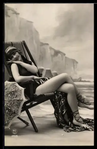 AK Junge Frau im Badeanzug sitzt in einem Liegestuhl
