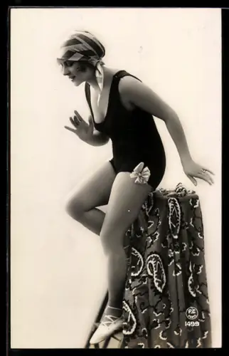 AK Moderne junge Frau im Badeanzug