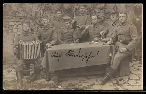 Foto-AK Soldaten beim Kartenspiel am Tisch