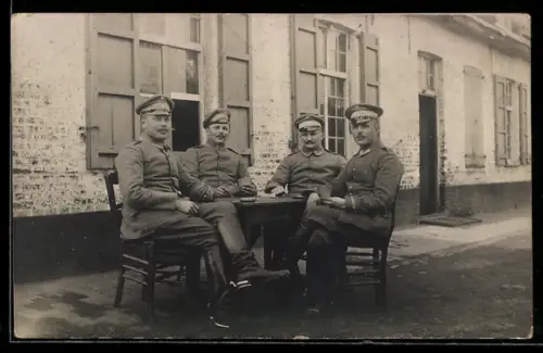 Foto-AK Soldaten beim Kartenspiel am Tisch