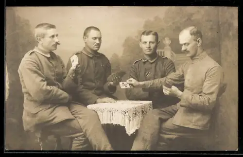 Foto-AK Soldaten spielen am Tisch Karten
