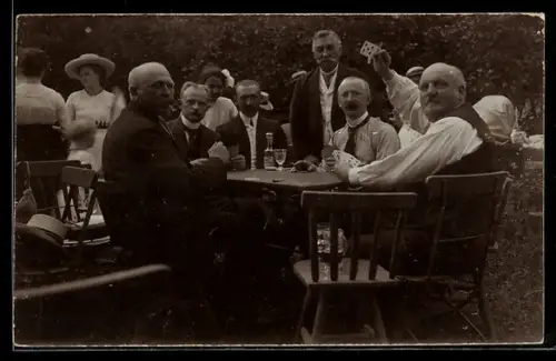 Foto-AK Gruppe von Männern spielt am Tisch Karten