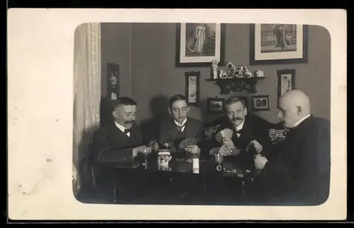 Foto-AK Vier Herren spielen am Tisch Karten