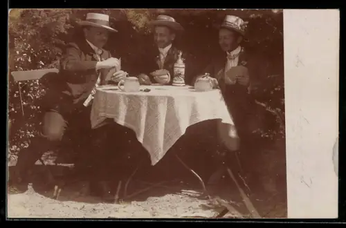 Foto-AK Drei Herren am Tisch beim Kartenspiel