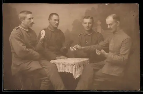 Foto-AK Soldaten am Tisch beim Kartenspiel