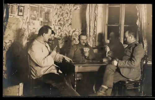 Foto-AK Soldaten am Tisch beim Kartenspiel