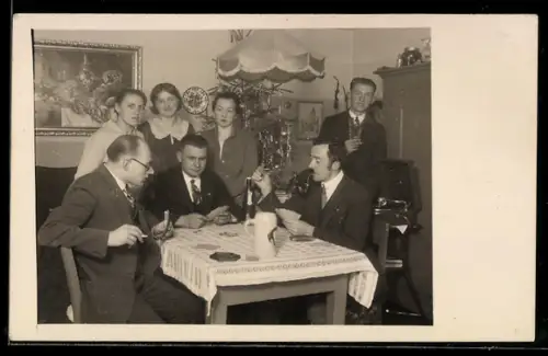 Foto-AK Drei Herren spielen am Tisch Karten