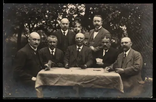 Foto-AK Fünf Herren spielen am Tisch Karten