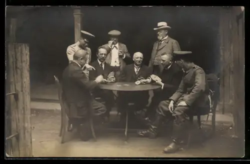 AK Vier Herren am Tisch beim Kartenspiel