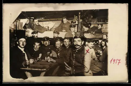 Foto-AK Soldaten am Tisch beim Kartenspiel
