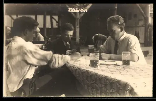 Foto-AK Drei Herren am Tisch beim Kartenspiel