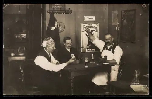 AK Drei Männer im Gasthaus beim Kartenspiel