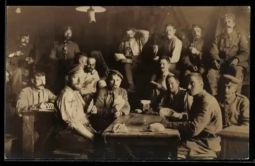 Foto-AK Soldaten am Tisch beim Kartenspiel