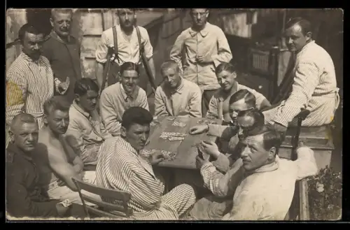 Foto-AK Soldaten am Tisch beim Kartenspiel