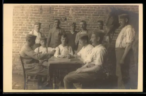 Foto-AK Soldaten am Tisch beim Kartenspiel