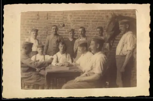 Foto-AK Soldaten am Tisch beim Kartenspiel