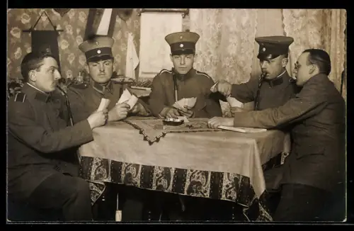 Foto-AK Soldaten am Tisch beim Kartenspiel