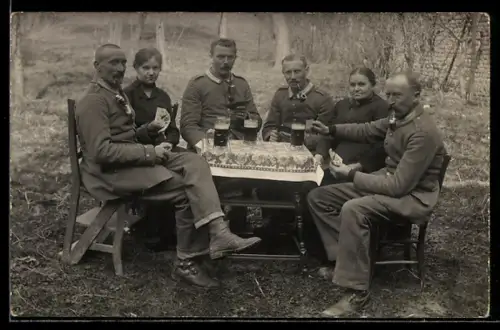 Foto-AK Soldaten spielen am Tisch Karten