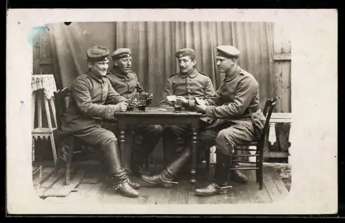 Foto-AK Soldaten spielen am Tisch Karten