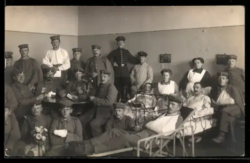 Foto-AK Soldaten in Uniform beim Kartenspiel