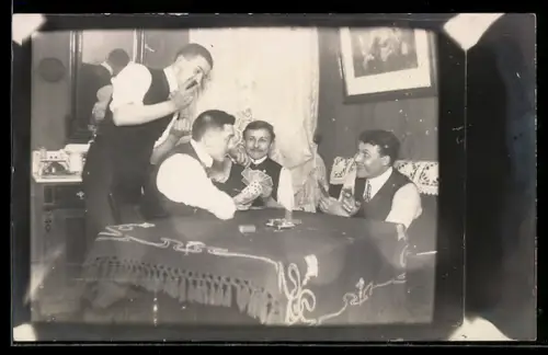 Foto-AK Vier Herren am Tisch beim Kartenspiel