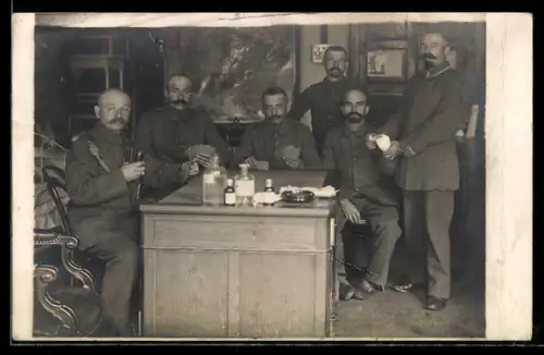 Foto-AK Soldaten in Uniform beim Kartenspiel