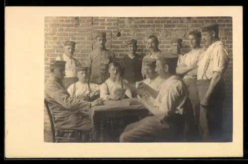 Foto-AK Soldaten spielen am Tisch Karten